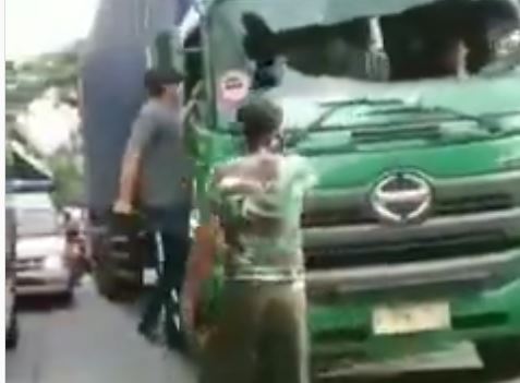 Viral Oknum TNI Pecahkan Kaca Truk Kontainer karena Tak Terima Diklakson