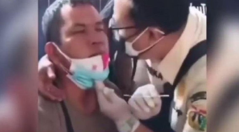 Viral, Petugas Kesehatan Cium Pria Saat Tes Swab Covid-19