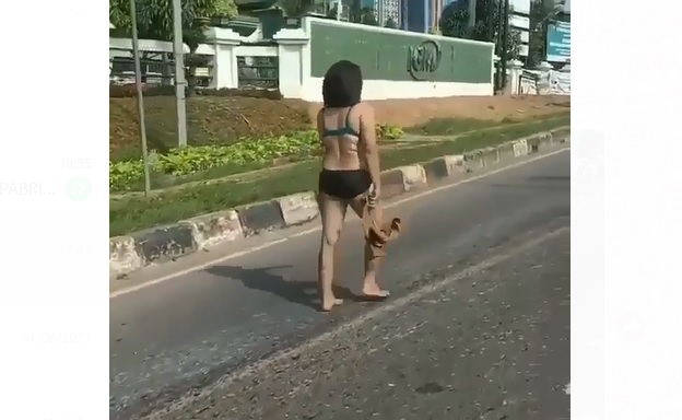 Viral! Wanita Seksi Ini Bugil di Tengah Jalan, Sempat Macetkan Lalu Lintas