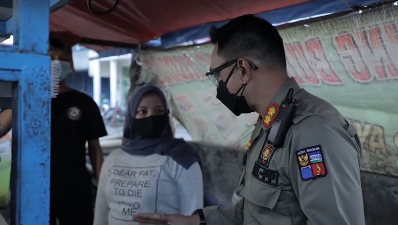 Viral, Aksi Humanis Kasatpol PP Kota Bogor Berikan Imbauan Saat PPKM Tuai Pujian Warganet