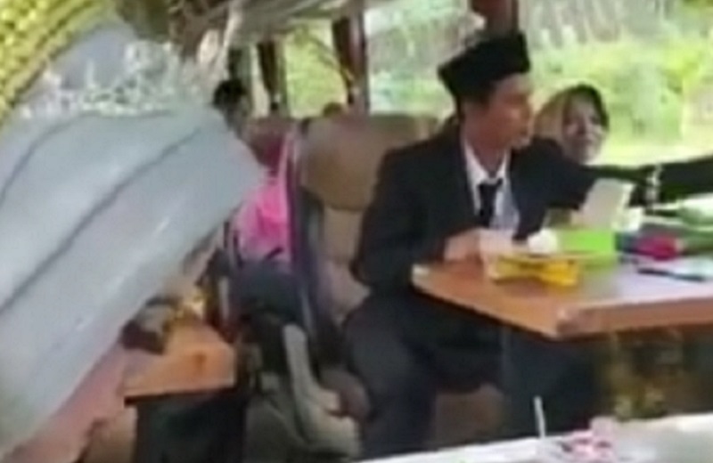 Viral Nikah di Dalam Bus saat Pandemi Covid-19, Takut Digrebek?