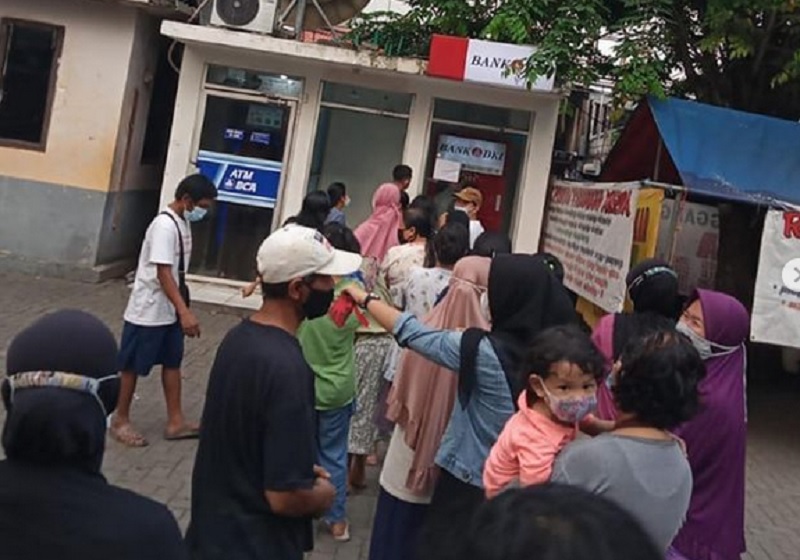 Bansos Tunai Cair, Viral Warga Jakarta Antre di ATM