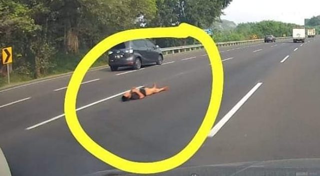 Viral Pria Tiduran Santai di Tengah Jalan Tol, Netizen pun Syok