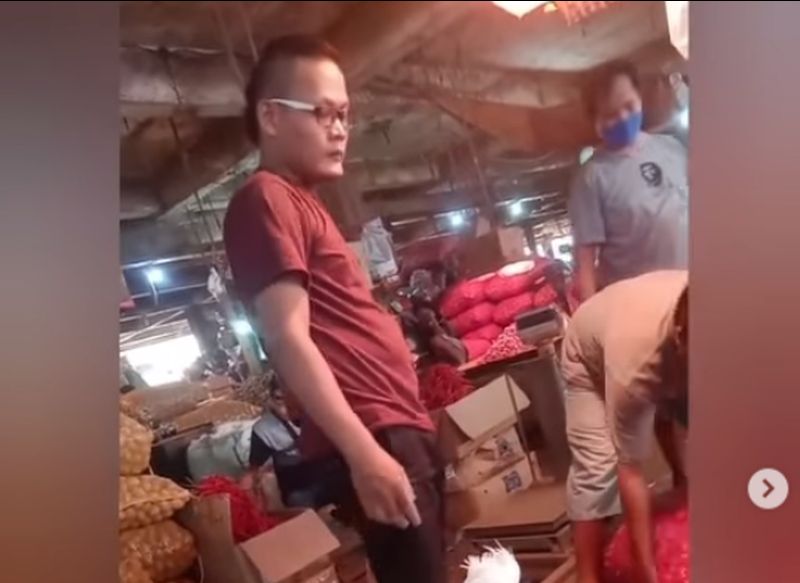 Viral Pria Mirip Sule di Pasar, Warganet: Bapaknya Rizky Febian