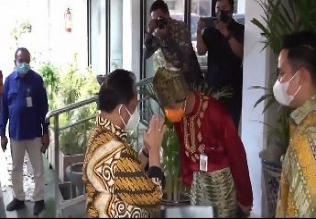 Momen Lucu Mendagri Tito Cuekin Ganjar yang Kenakan Pakaian Adat, Bikin Warganet Ngakak