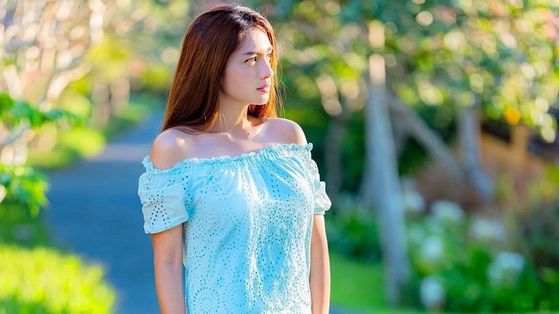 Cantiknya Angel Karamoy Pakai Baju Bahu Terbuka, Netizen: Kayak Gadis Terus!