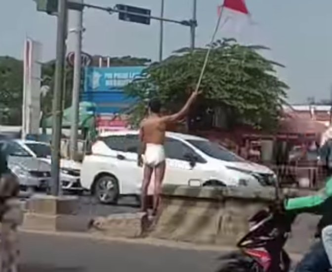 Viral Pemuda di Bekasi Cuma Pakai Popok Kibarkan Bendera Merah Putih