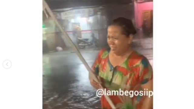 Viral Emak-Emak Basah Kuyup Selamatkan Bendera Merah Putih Jatuh, Netizen pun Terharu