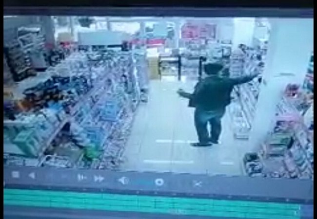 Viral, Aksi Pencuri Minimarket di Kabupaten Bekasi Terekam CCTV