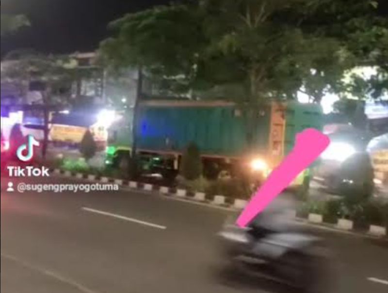 Viral Truk Tronton Nekat Lawan Arah di Serpong, Warganet: Terlalu Berani