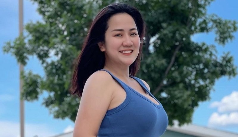 Tante Ernie Pamer Body Goals Pakai Dress Ketat Biru, Netizen: Makin Sesuatu!