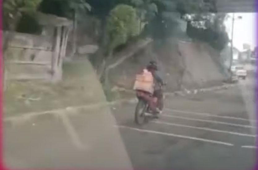 Viral Emak-Emak Santuy Pakai Sepeda Motor Masuk Tol Jakarta-Tangerang