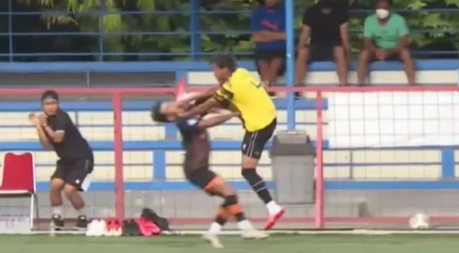 Tendangan Kung Fu Warnai Laga AHHA PS Pati vs Persiraja Banda Aceh, Netizen Beri Kritik Pedas