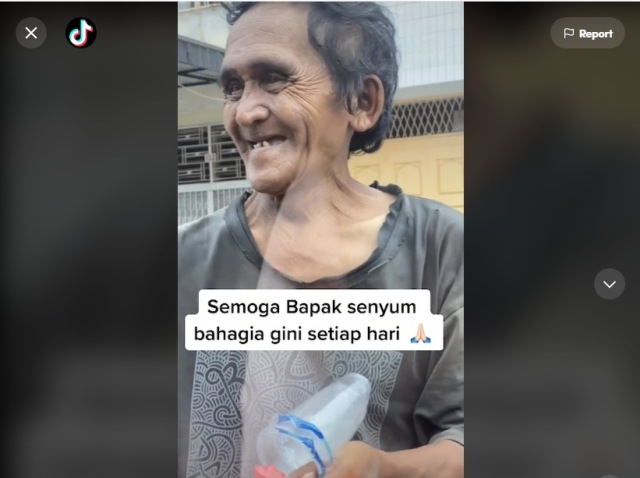 Viral Bapak-Bapak Berlari Tersenyum Tulus Menghampiri Rezeki, Netizen pun Terharu