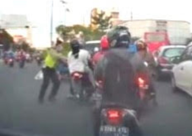 Video Viral Pengendara Motor Jatuh Saat Dihentikan Polantas, Ini Tanggapan Polda Jateng