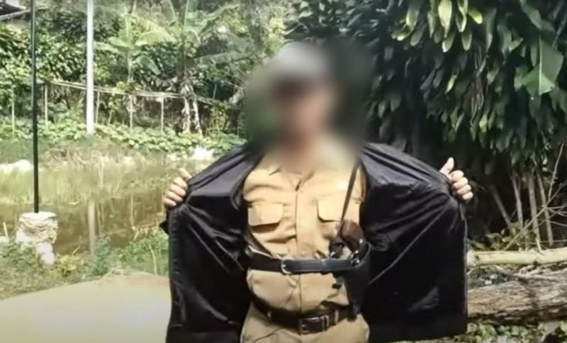 Viral! ASN bak Koboi Bawa Pistol saat Bertugas