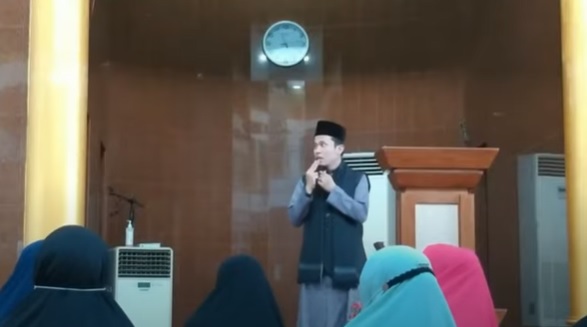 Viral! Ustadz Chaniago Diserang Seorang Pria saat Ceramah di Masjid Baitus Syakur