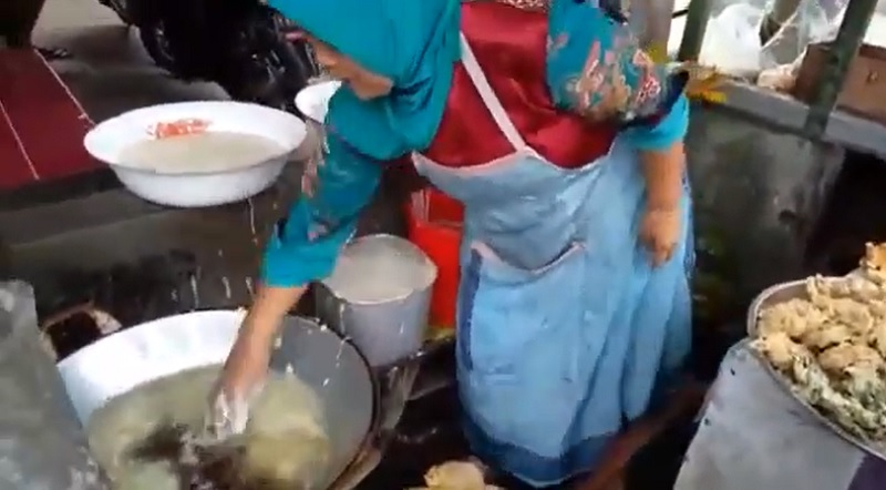 Viral! Emak-emak Kebal Minyak Panas, Goreng Bakwan Pakai Tangan