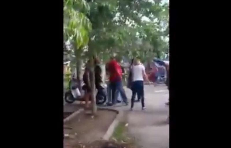 Viral! Emak-Emak Anggota Arisan Baku Hantam di Jalanan