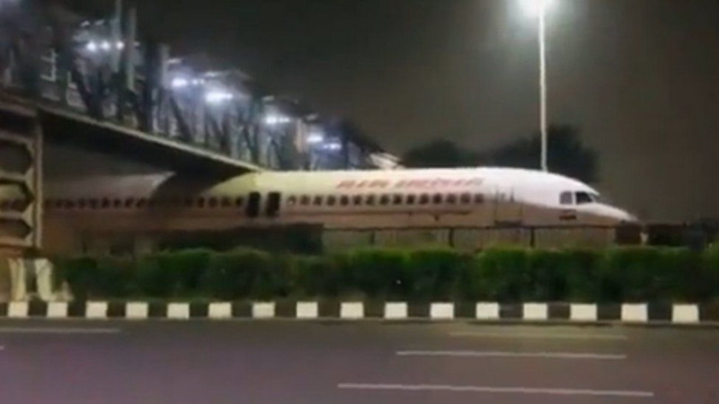 Viral Pesawat Air India Tersangkut di Bawah Jembatan, Kok Bisa?