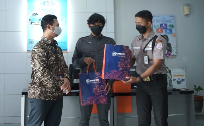 Viral Pria Temukan Uang Segepok di ATM Tak Diambil, Justru Lakukan Ini