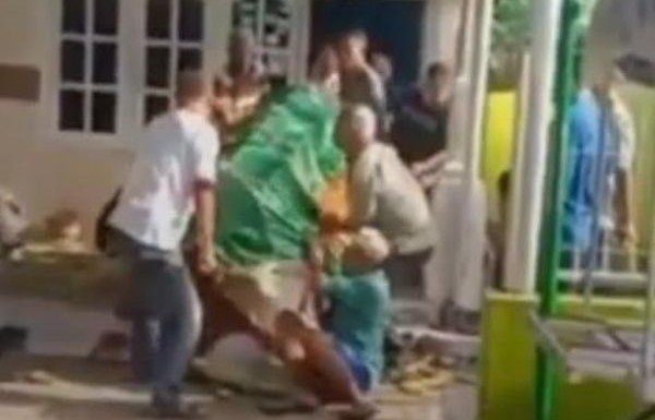 Viral Jenazah Jatuh dari Keranda Bikin Merinding