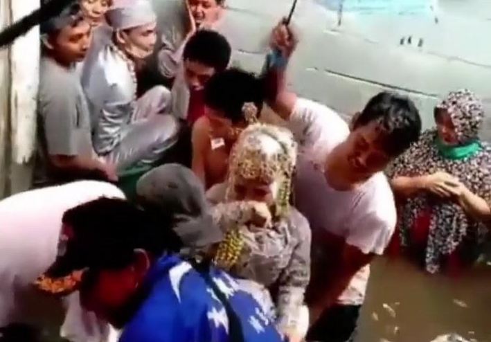 Viral Nikah di Musim Banjir, Pengantin Dibawa Pakai Bak Bayi