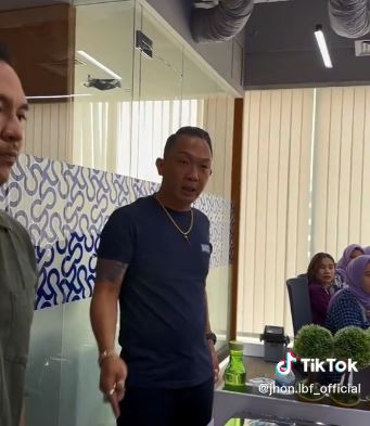 Viral! Jhon LBF Prank Pecat Karyawan Bikin Panik Satu Kantor