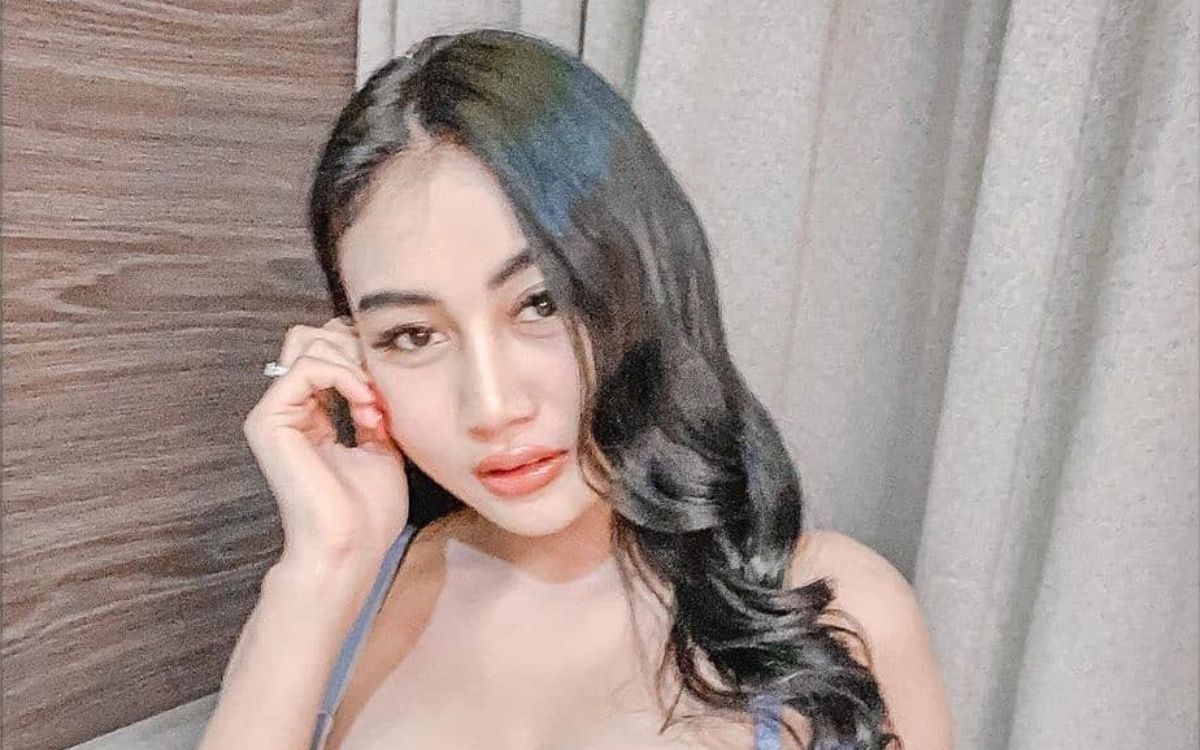 Pamela Safitri Tampil Menggoda di Candi Wat Arun, OOTD Serba Merah Bikin Netizen Gerah!