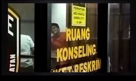 Viral Tersangka Pengeroyokan Shane Lukas Cengengesan di Kantor Polisi