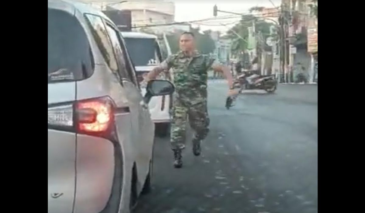 Viral, Diduga Oknum TNI Bawa Sangkur Mengamuk ke Pengendara Mobil di Jalanan