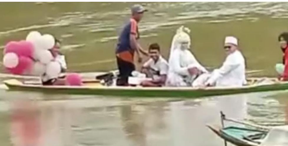 Viral Pasangan Pengantin Naik Perahu ke Lokasi Hajat Imbas Banjir di Musirawas