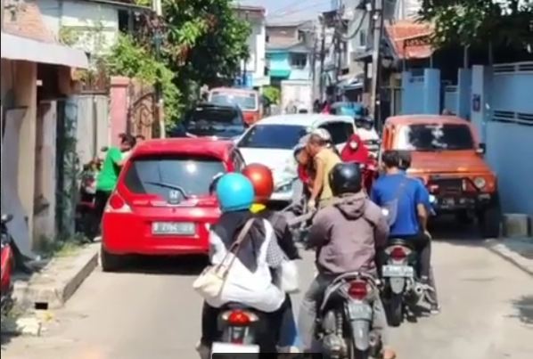 Viral Mobil Parkir Liar Saling Berhadapan dalam Satu Jalan, Bikin Warga Muak!