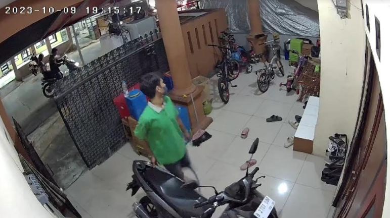 Viral, Sepasang Kekasih Curi Motor Dari Halaman Rumah Warga di Koja