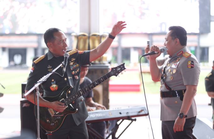 Band Baru Bikin Heboh: Panglima TNI Jadi Gitaris, Kapolri Vokalis, KSAD Backing Vocal