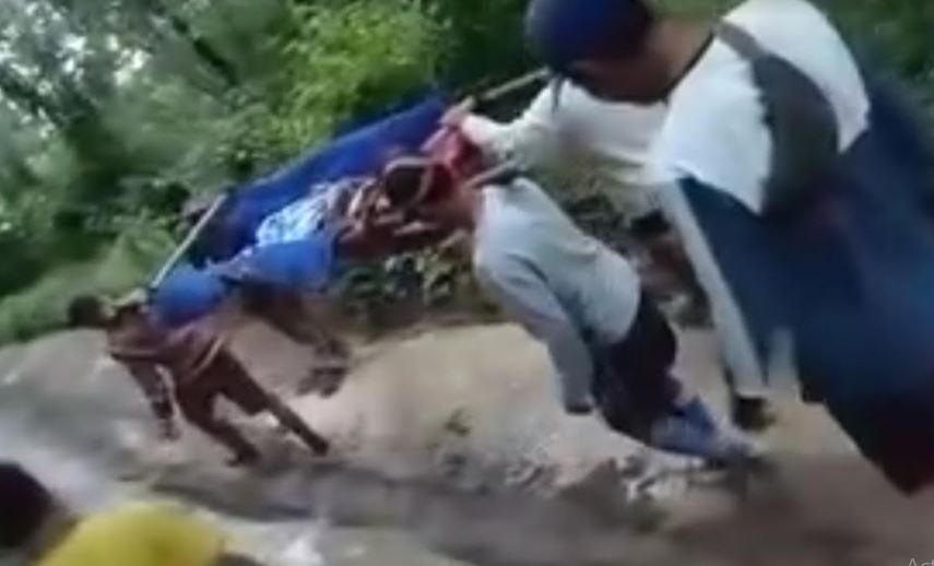 Viral Warganya Terpaksa Ditandu Gegara Jalan Rusak, Begini Komentar Wabup Sukabumi